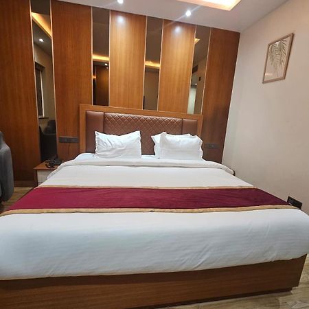 Hotel Elara Дехрадун Экстерьер фото